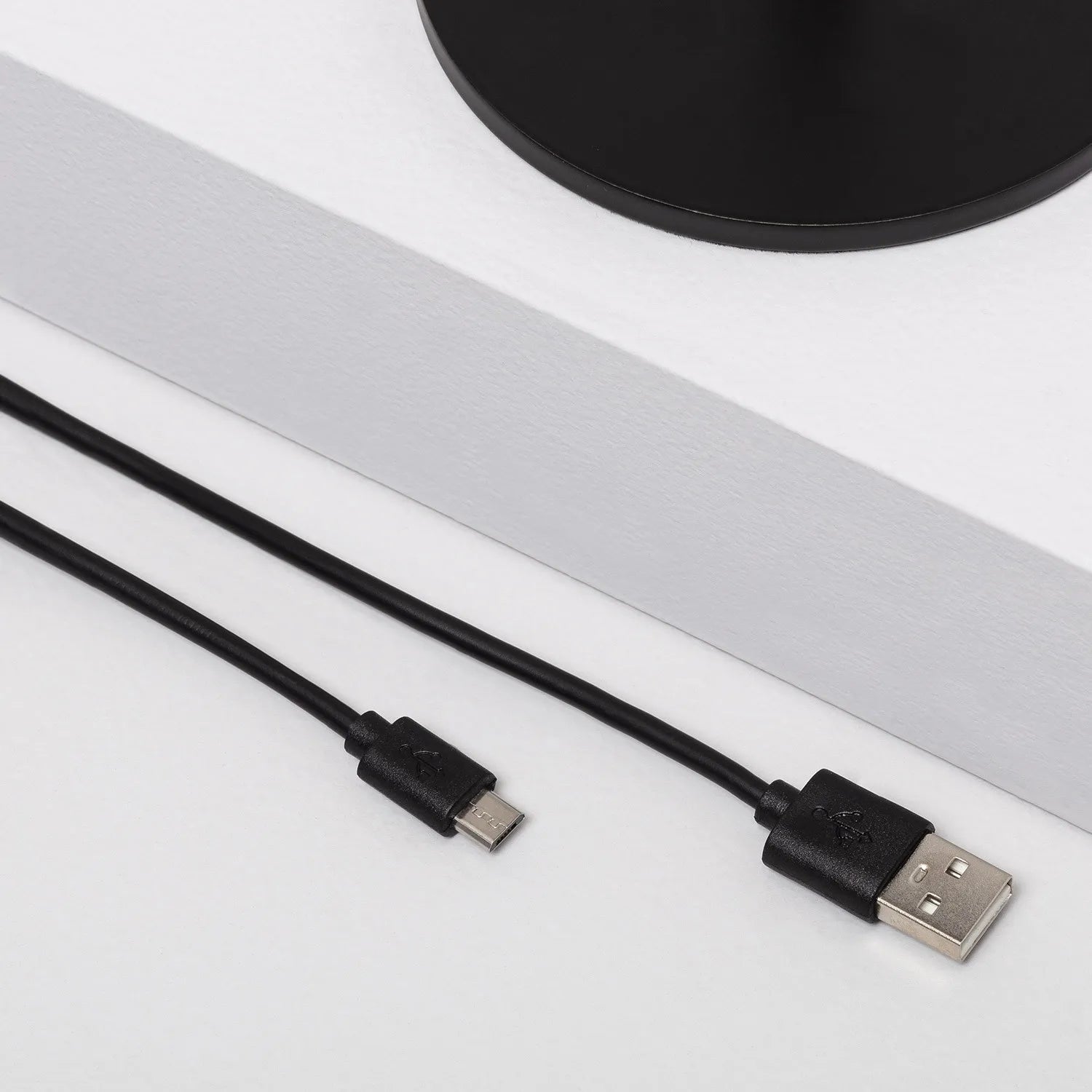 Nowoczesna lampka stołowa LED Claeted z ładowaniem USB