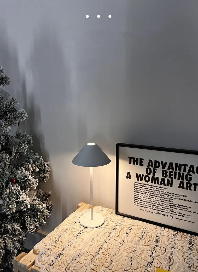 Lampka LED Claeted w minimalistycznym stylu – widok z boku